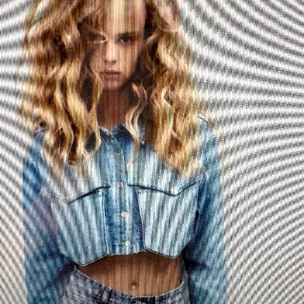 Woman’s. Cropped denim snap shirt